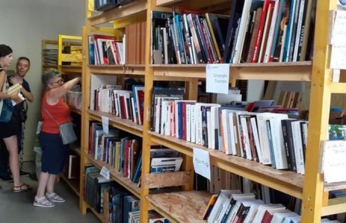 Des sourires et des livres à la vente exceptionnelle du Chapitre 2, à Fleury-les-Aubrais