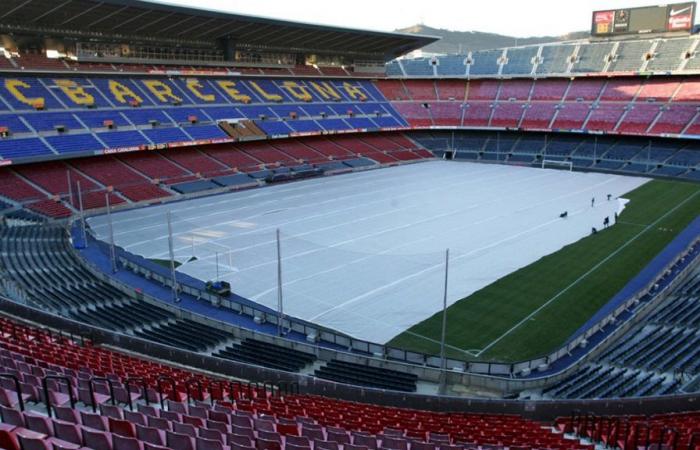 les ouvriers se frappent avec des poteaux en bois sur le chantier de construction du stade