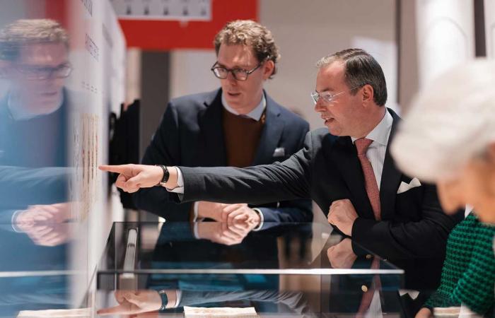 Le couple héritier luxembourgeois en immersion dans l’héraldique pour la première sortie de Guillaume depuis le transfert de lieutenance