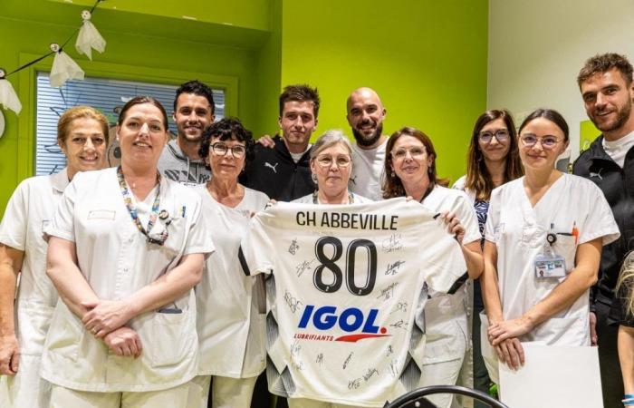 Les footballeurs de l’Amiens SC en visite au service de pédiatrie de l’hôpital d’Abbeville