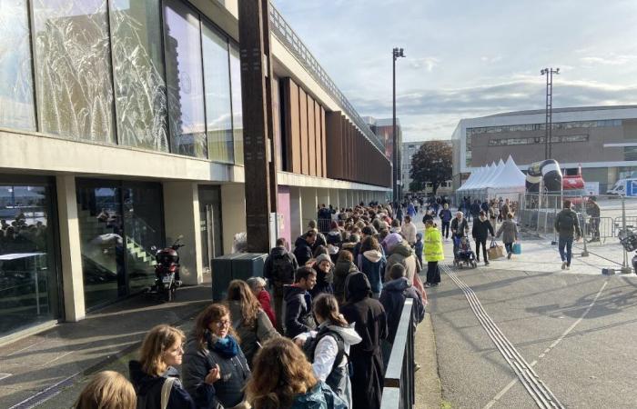 à Rennes, plus de 3 000 personnes font la queue pour la braderie des JO