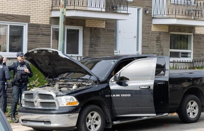 EN IMAGES | Un véhicule incendié en plein jour dans le quartier Vanier à Québec