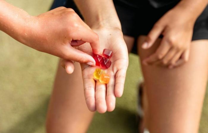 Trois enfants hospitalisés après avoir mangé des bonbons lancés par deux clowns dans une cour d’école belge