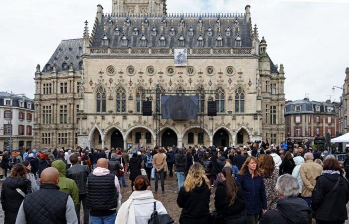 une cérémonie organisée à 11h en hommage au professeur de lettres Dominique Bernard