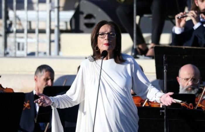 Nana Mouskouri explique pourquoi elle va arrêter les concerts et évoque sa santé déclinante