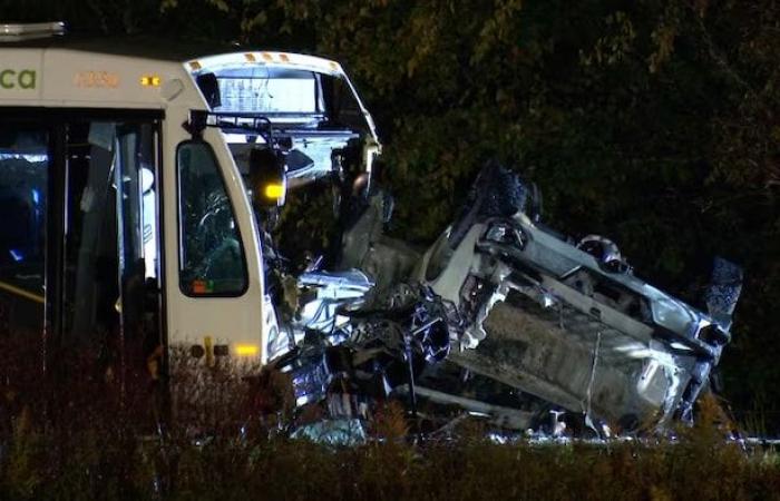 Une collision frontale entre un bus et une camionnette fait trois morts