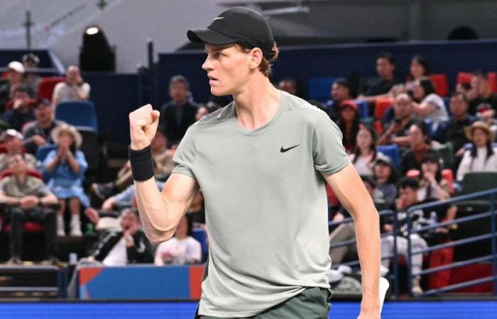 ATP Shanghai – Jannik Sinner s’impose face à Novak Djokovic en deux sets et remporte son 7ème titre de l’année