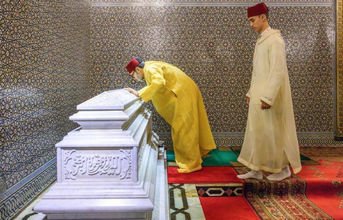 Sa Majesté le Roi préside une cérémonie religieuse pour commémorer le 26ème anniversaire de la mort du défunt père de la nation, Hassan II