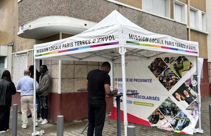 En Seine-Saint-Denis, les entreprises recrutent des jeunes au pied des immeubles