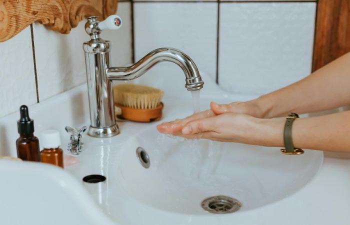 Les hommes respectent moins les gestes de la barrière que les femmes