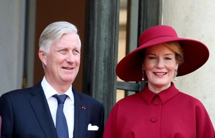 la reine envoûte Paris dans une parure Dior rouge grenat au look vintage