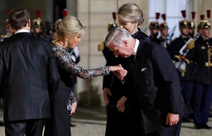 Le roi Philippe et la reine Mathilde reçus à l’Elysée (photos)