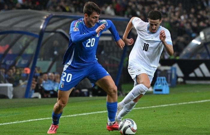 Les spectateurs et les joueurs italiens applaudissent l’hymne israélien lors du match Italie-Israël