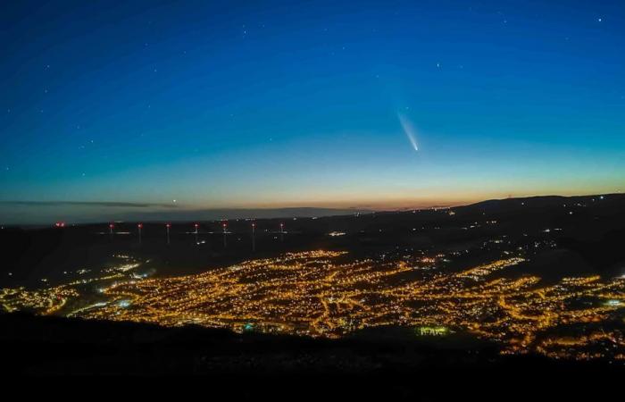 un jeune photographe amateur immortalise le passage exceptionnel du Tsuchinshan-Atlas au-dessus du Viaduc de Millau