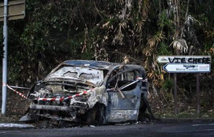 plusieurs véhicules ont brûlé dans la nuit, avant la reprise des négociations