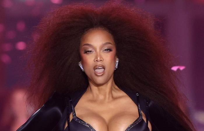 Tyra Banks défile pour la première fois sur le podium de Victoria’s Secret depuis sa retraite en 2005