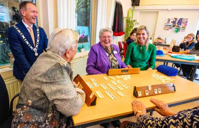 La reine Máxima sert des bières et joue au Rummikub dans un village