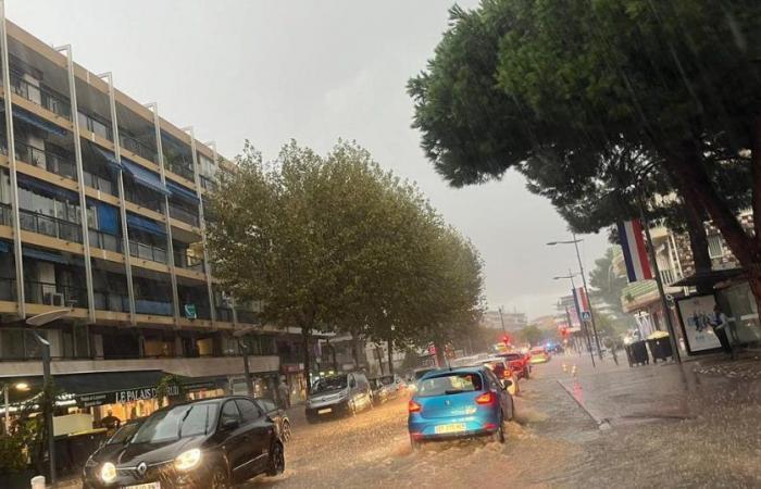 des routes inondées et une personne sauvée de son véhicule après de fortes pluies