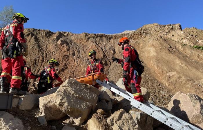 de jeunes pompiers mis à l’épreuve lors d’un exercice sismique grandeur nature