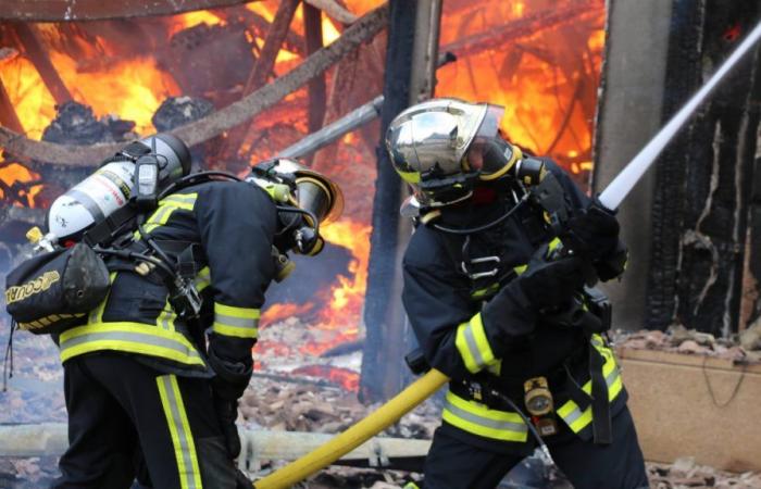 intervention des pompiers en cours pour un incendie de maison