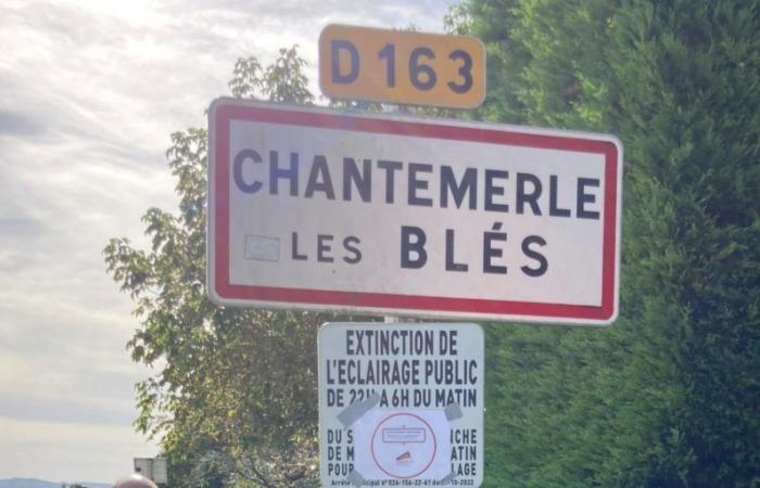 Des agriculteurs en colère « marchent » sur les panneaux de la ville