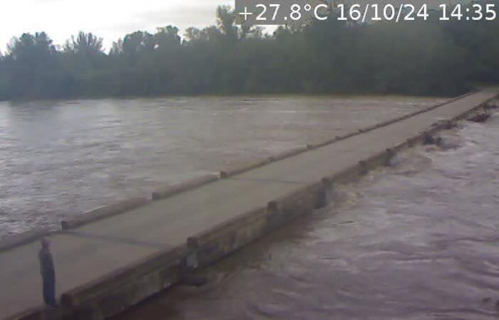 Vigilance orange – Un homme filmé posté sur un pont submersible qui est fermé, à Cassagnoles (Gard)