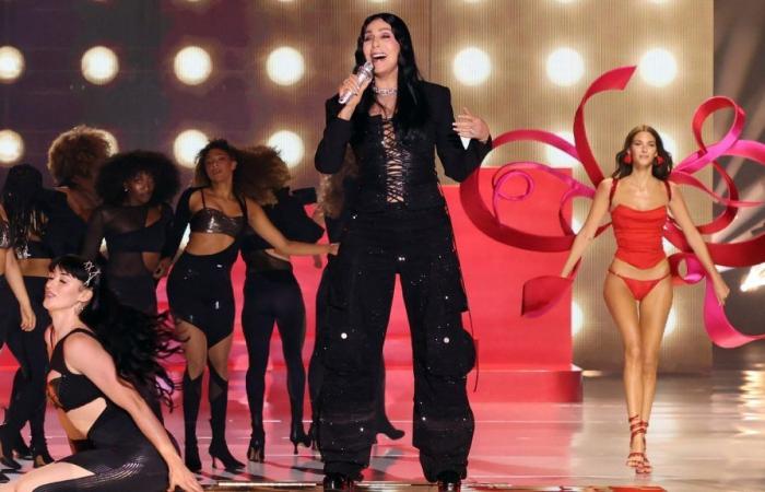 Dans le défilé de mode Victoria’s Secret avec Cher, Lisa et plus