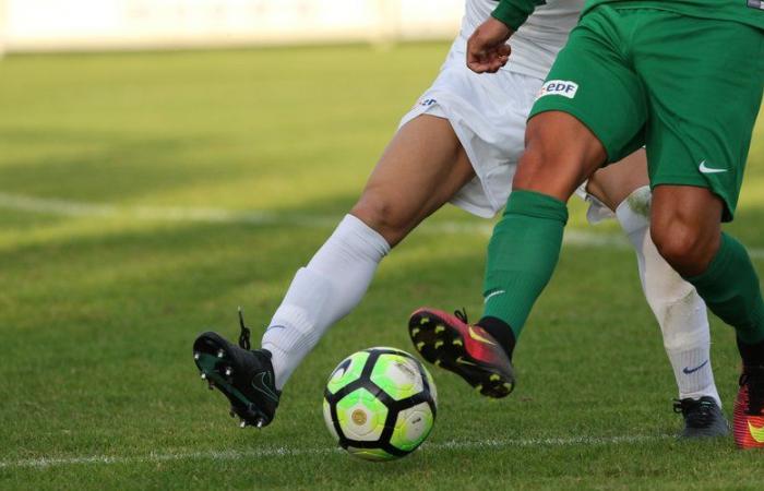 le délégué est victime d’un arrêt cardiaque en plein match de Coupe de France, un joueur présent sur le terrain l’aide