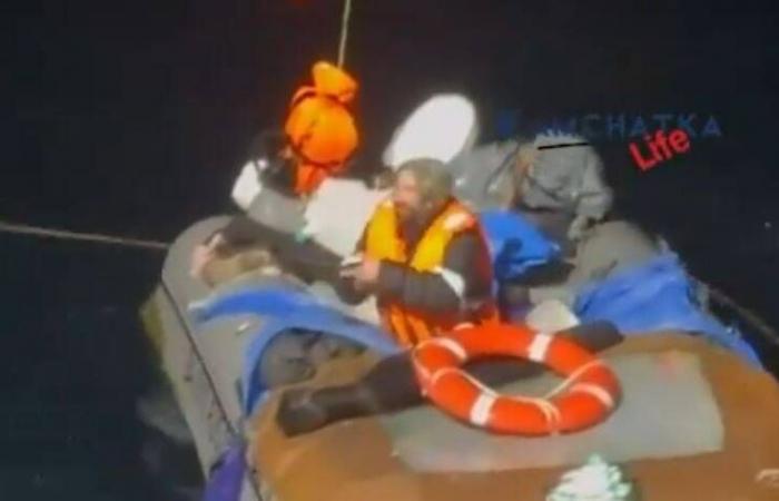 il raconte comment il a survécu 66 jours à la dérive à bord d’un bateau pneumatique