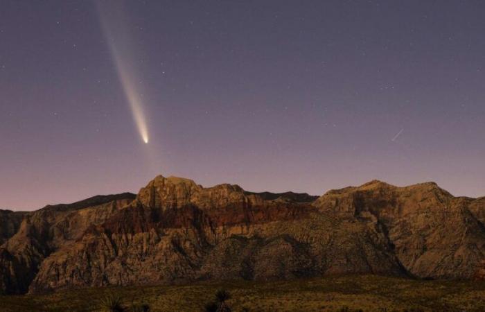 La super lune et la comète sont visibles dans le ciel