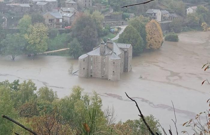 Plusieurs villages inondés en Lozère, en alerte rouge aux inondations