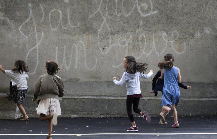 Enseignants non remplacés, postes supprimés, menace de division des classes… L’école sous haute tension