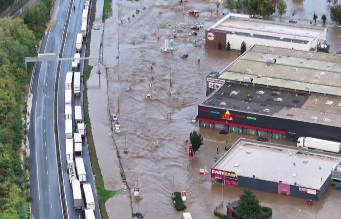 des régions paralysées avec des routes et des voies ferrées sous l’eau