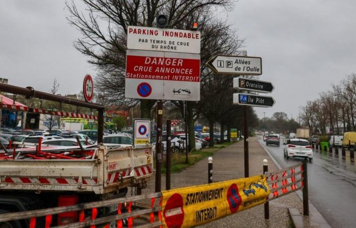 le risque d’inondation dans le Rhône impose la fermeture des parkings des berges du Rhône