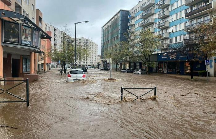 Images impressionnantes du centre-ville d’Annonay complètement inondé, « fermé » et « évacué »