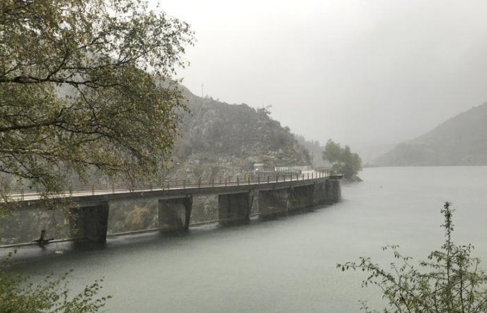 l’eau déborde du barrage de Villefort, en Lozère