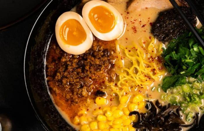 Ce copieux bol de ramen est servi sur la Rive-Sud de Montréal et c’est ADDICTIF.