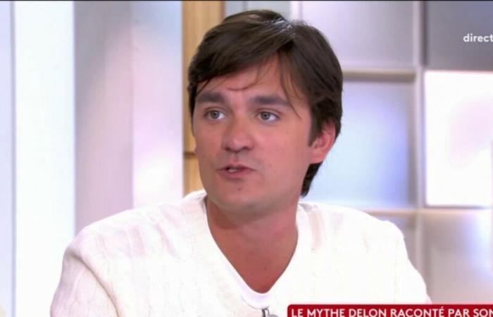 Son fils Alain-Fabien Delon se souvient de ce jour où il lui “a brisé le coeur” (VIDEO)