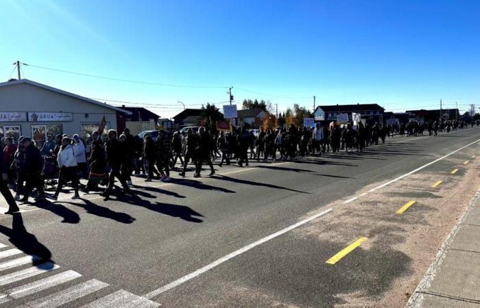 Élus, parents et enfants marchent contre la violence à Uashat-Sept-Îles