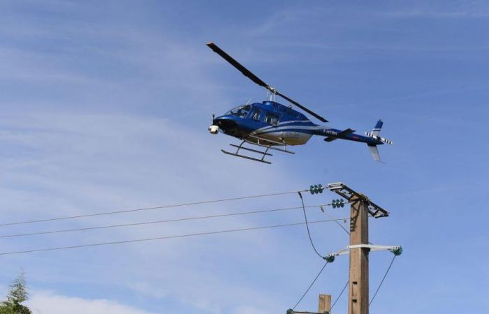 An Enedis helicopter flies over Hérault to control high-voltage lines