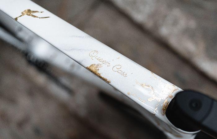 Cassandre Beaugrand reçoit un vélo décoré à la feuille d’or offert par Lapierre lors de la dernière manche du WTCS