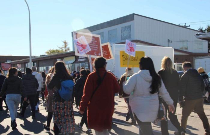 Élus, parents et enfants marchent contre la violence à Uashat-Sept-Îles