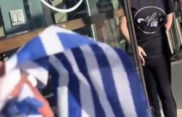 un TikToker fait une erreur et arrache les drapeaux bleus et blancs d’un… restaurant grec