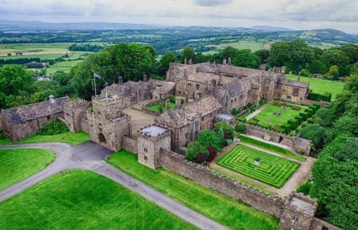 De futurs sorciers et sorcières invités à une école de sorcellerie et de sorcellerie de style Harry Potter à la tour Hoghton