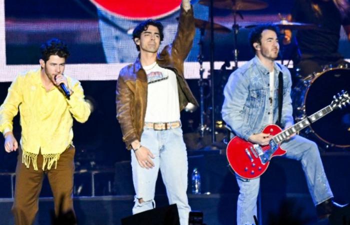 visé par un laser, Nick Jonas, des Jonas Brothers, quitte précipitamment la scène