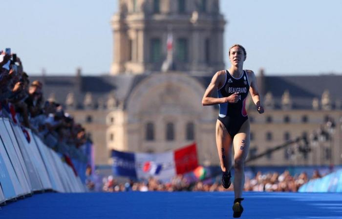 Malgré une frayeur en natation et un titre retardé, Cassandre Beaugrand sacrée championne du monde de triathlon, après son triomphe aux JO de Paris 2024