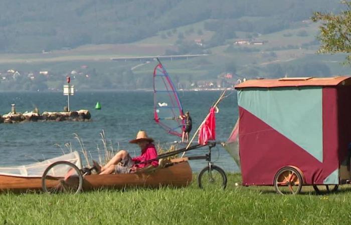 à vélo-canoë, sans le sou avec son poulet, il sillonne la France depuis cinq ans