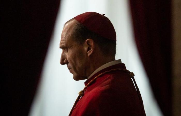 Ralph Fiennes et Isabella Rossellini dans les secrets de l’élection du pape