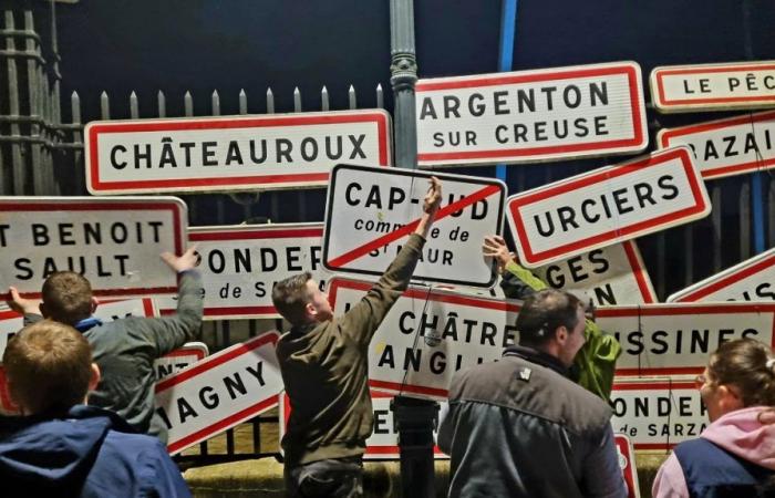 Dans l’Indre, la FDSEA et la JA retapissent les portes de la préfecture avec des panneaux des communes du département