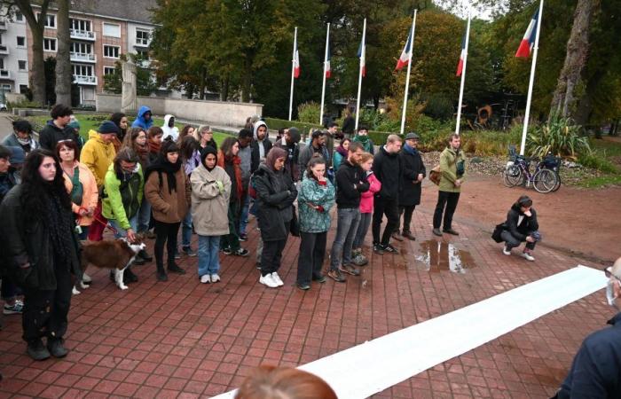 à Calais, un hommage rendu au bébé décédé dans la Manche